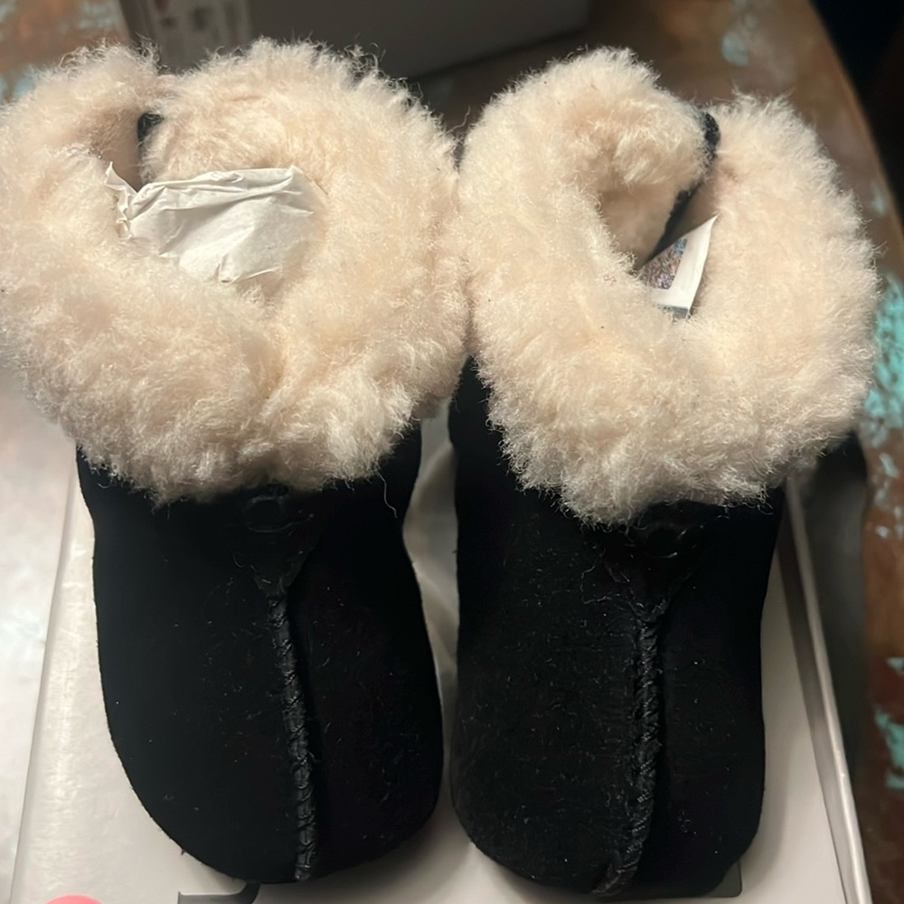 Black uggs size 2/3 like new worn once